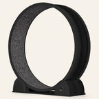 Roue pour chat Catwheel noire vue de trois quarts, avec tapis gris et afficheur rond sur le socle.